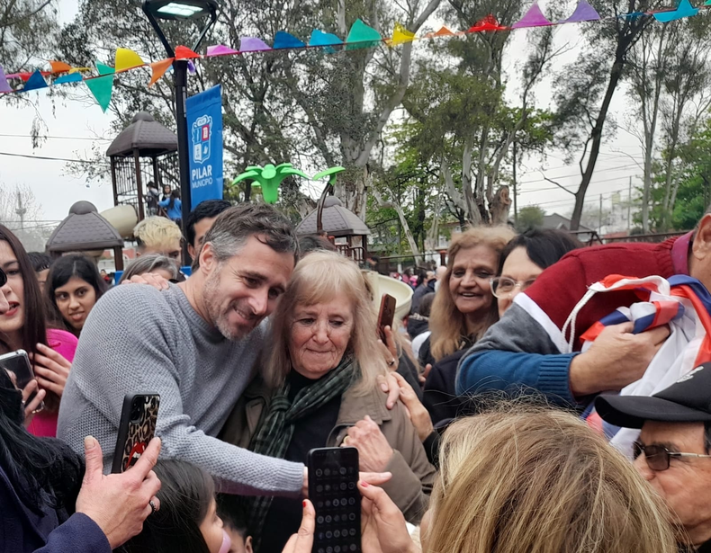 SALUDOS. Achával charló y se sacó fotos con los vecinos de Del Viso.