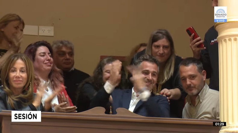 FESTEJO. Federico Achával, en el momento de la votación de la Universidad de Pilar. 