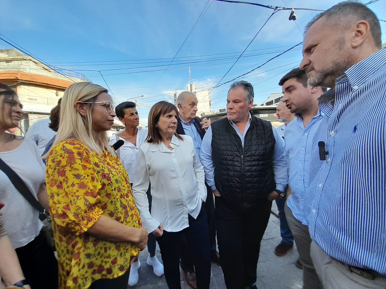 Patricia Bullrich caminó en Pilar con cuatro precandidatos locales: Adriana Cáceres, Andrés Antonietti, Andrés Genna y Gustavo Trindade.  