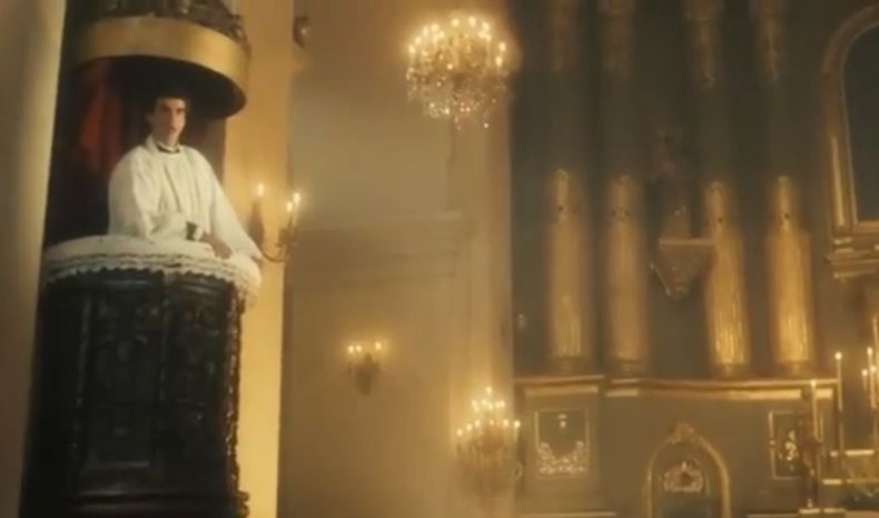 Imanol Arias en el púlpito de la Parroquia Nuestra Señora del Pilar.