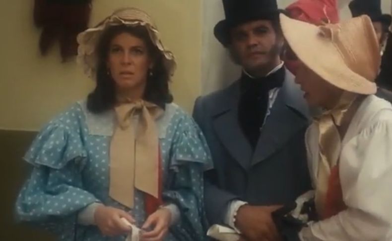 Susú Pecoraro (en el papel de Camila) y Juan Leyrado en el atrio de la iglesia de Pilar.