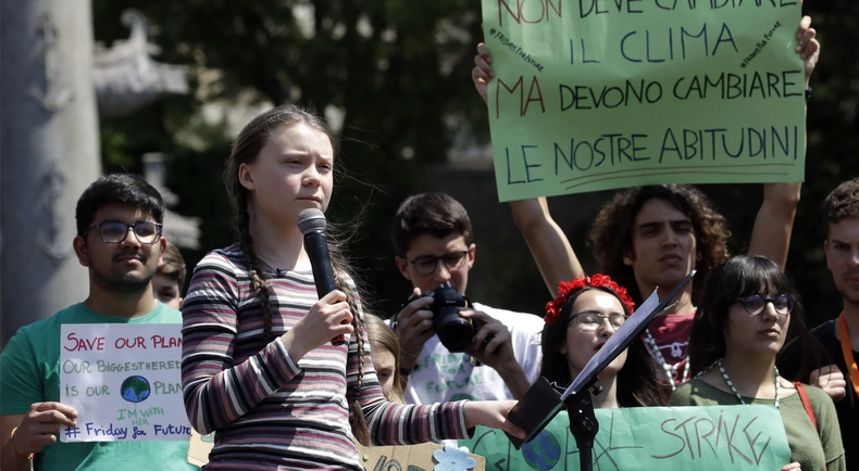 Greta Thunberg es una activista medioambiental y ambientalista sueca, centrada en los riesgos planteados por el calentamiento global y es emblema de los jóvenes que luchan contra la crisis climática Greta Thunberg es una activista medioambiental y ambientalista sueca, centrada en los riesgos planteados por el calentamiento global y es emblema de los jóvenes que luchan contra la crisis climática