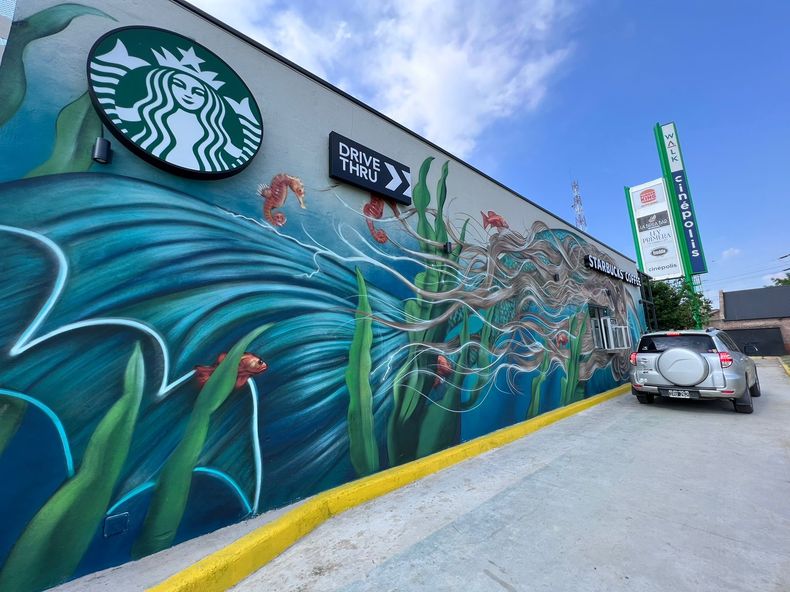 Starbucks abrió la primera sucursal de Pilar con retiro desde el auto en el complejo Pilar Walk. Starbucks abrió la primera sucursal de Pilar con retiro desde el auto en el complejo Pilar Walk.