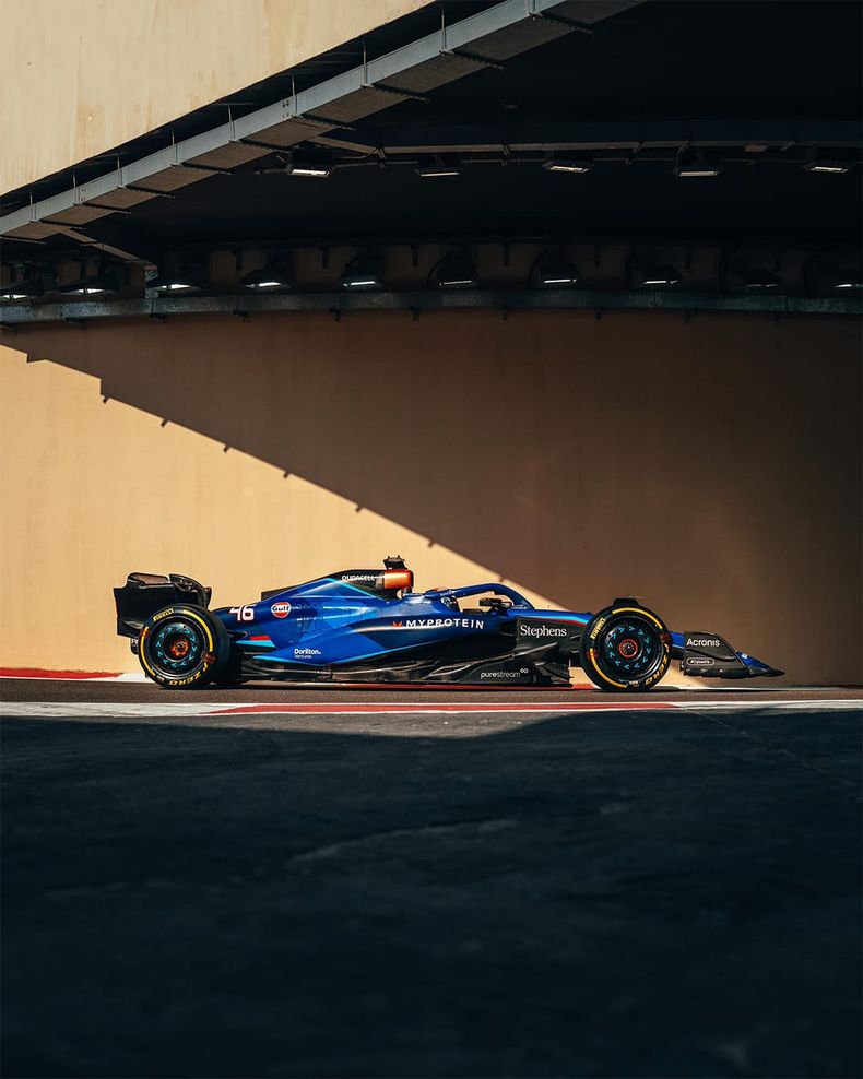 Franco Colapinto sobre la pista de Yas Marina.