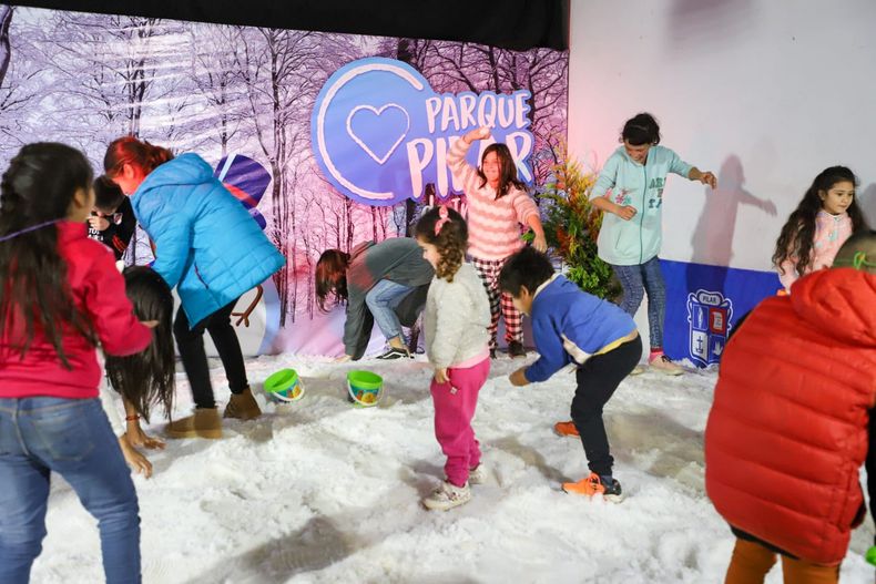 Vacaciones de Invierno. En 2022 el centro de atracciones Parque Pilar se vistió de nieve para recibir a los más chicos y se esperan sorpresas para este año. 