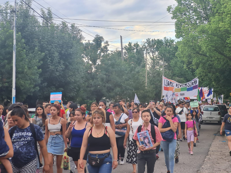 La marcha del orgullo recorrió las calles del centro de Pilar.