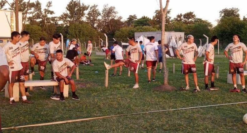 PRETEMPORADA. Los jugadores de Monterrey en un descanso durante el entrenamiento.